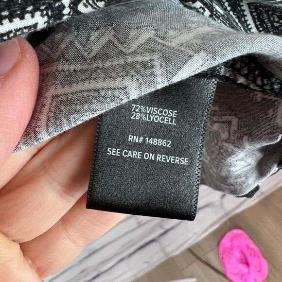 Torrid Black & White Geo Print Sleeveless V-Neck Blouse Top Size 1 - Picture 4 of 8